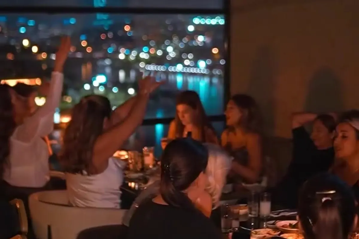 Gece ZU ZU: geniş açıdan müzik eşliğinde dans eden misafirler