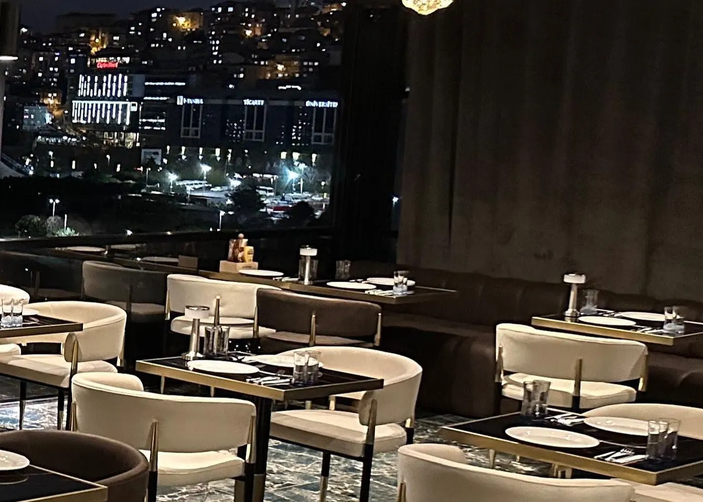Gece ZU ZU salonu, krem koltuklar ve mermer zemin