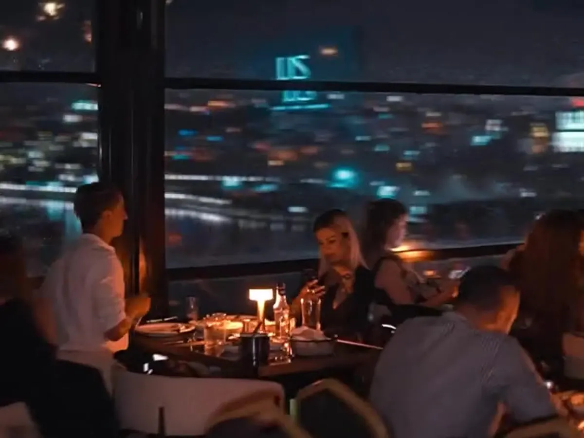 Haliç manzaralı sofrada gece keyfi
